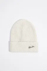 Gorro de lana color blanco con detalle de logo bordado en el frente.