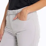 Pantalon de trekking desmontable color gris, convertible en short. Cuenta con cintura elasticada, cinturón interno ajustable, bolsillos con cierre y elástico en los tobillos.