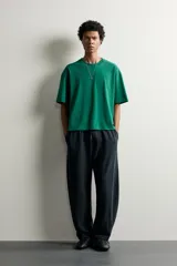 Remera relaxed fit color verde con efecto lavado, cuello redondo y manga corta.