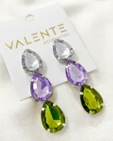Aros colgantes con tres cristales facetados en forma de lágrima, engarzados en metal plateado. Los cristales son de color gris, lila y verde.