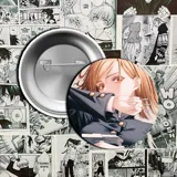 Pin metálico con ilustración de personajes del anime Jujutsu Kaisen.