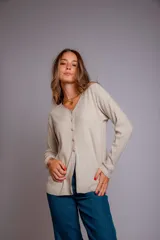 Blusa de morley elastizado color blanco, con escote en V y botones dorados.