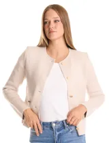 Chaqueta de punto color beige, con cuello redondo, cierre frontal mediante botones metálicos y bolsillos aplicados en la parte delantera.