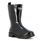 Bota de lluvia de caña media, color negro con acabado brillante. Presenta suela de goma con relieve antideslizante y etiqueta de la marca en la parte superior frontal.