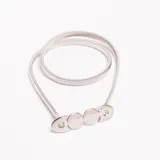 Cinturón elástico plateado, tipo faja, con cierre frontal decorativo compuesto por tres círculos lisos y dos enganches ovalados.