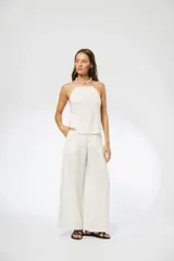 Top blanco de lino con breteles finos elásticos regulables en la espalda y fruncido en el escote y la espalda.