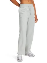 Pantalón deportivo de corte recto, color verde claro, confeccionado en tejido de mezcla de algodón con interior cepillado. Presenta cintura elástica con cordón de ajuste exterior y bolsillos laterales.