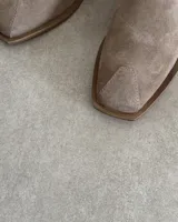 Zueco de cuero vacuno color tostado, con diseño de punta cuadrada y estilo destalonado.