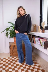 Sweater negro de algodón con cuello redondo y detalle de lentejuelas brillantes en el hombro.