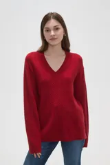 Sweater de punto con diseño de ochos, color rojo, con cuello en V y mangas largas de corte holgado.