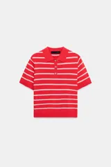 Top de punto de manga corta con cuello polo, diseño a rayas horizontales rojas y blancas, y cierre frontal con tres botones.