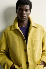 Sobrecamisa de algodón con efecto lavado, corte relaxed fit, cuello solapa, manga larga, bolsillos frontales tipo parche con solapa y cierre de botones oscuros.
