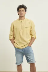 Camisa de lino color salmón con cuello mao, manga larga y bolsillo de parche en el pecho.