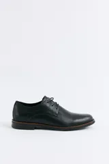 Zapato de vestir tipo oxford color negro, con cordones y suela de goma con detalle en tono madera.