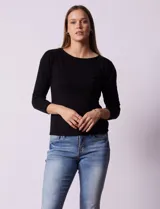 Buzo tejido en hilado fino color negro, marca Vila Milano. Manga ¾ con pliegue en hombro.