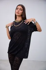 Remeron de encaje negro con diseño floral, de corte holgado y mangas cortas.