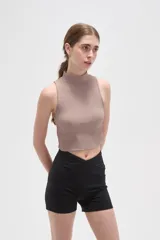 Top de punto acanalado con cuello alto y diseño sin mangas, corte ajustado al cuerpo.