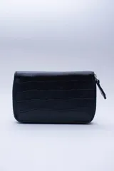 Billetera chica de cuero negro con textura tipo cocodrilo, cierre exterior, bolsillo para monedas con cierre en la parte trasera, múltiples ranuras para tarjetas y billetes, y forro rojo.