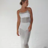 Vestido largo plateado de red con breteles finos.