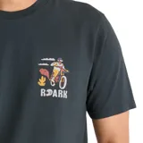 Remera de algodón premium color negro con efecto vintage. Presenta un pequeño estampado gráfico en el pecho y un diseño artístico colorido en la espalda inspirado en paisajes desérticos.