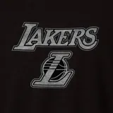 Remera de manga corta negra con cuello redondo y estampado frontal con el nombre "Lakers" y el logotipo del equipo en tono gris efecto denim. Etiqueta decorativa institucional en la parte inferior izquierda.