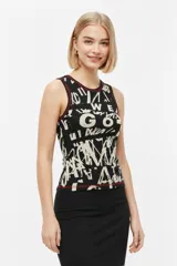 Musculosa de algodón color negro con estampado de letras y grafiti en tonos blancos y detalles en rojo. Presenta diseño al cuerpo, cuello redondo y sin mangas.