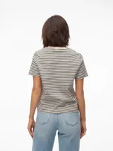 Remera de manga corta con hombros caídos y cuello redondo, de corte regular. Confeccionada en tejido de punto circular con acabado interlock, color beige con rayas horizontales negras.
