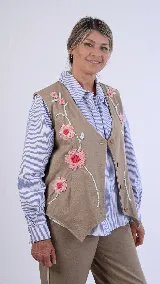 Chaleco reversible de acrocel de algodón, color beige, con bordados florales artesanales blancos y botones de madera.