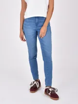 Jean de mujer color azul claro, de corte chupín y tiro alto.