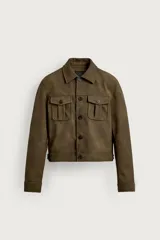 Cazadora cropped fit de efecto piel en color verde militar, con cuello solapa, manga larga con puño abotonado, bolsillos frontales de plastrón con solapa y cierre de botonadura.