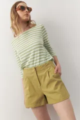 Short sastrero negro de algodón, con detalle de pinzas y pretina sin presillas.