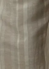 Pantalón largo de lino a rayas verticales en tonos beige, rosa y gris, con cintura alta y corte recto.