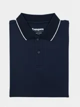 Remera tipo polo negra de algodón, con cuello y borde de mangas con línea blanca.