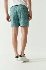 Short de baño con estampado de hojas, color verde menta, con cintura elástica y cordón ajustable. Cuenta con bolsillos laterales y uno trasero, y logo bordado.