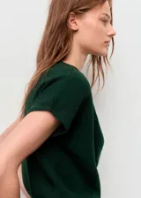 Jersey de punto fino color verde oscuro, de manga corta y diseño recto, con elegante cuello drapeado.