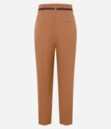 Pantalón de sastrería corte carrot, color beige, con cintura alta, pinzas frontales y cinturón fino incorporado con hebilla metálica.