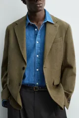 Blazer regular fit de Zara Origins, confeccionada en tejido de lana y algodón color verde militar. Presenta cuello con solapas de muesca, cierre frontal de un botón, bolsillos de solapa en la cadera y bolsillo de vivo en el pecho.