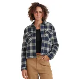 Campera tipo sobrecamisa de corte cropped, confeccionada en tela de franela con diseño de cuadros en tonos azul marino y crema. Presenta cuello clásico, cierre frontal con botones, bolsillos con solapa en el pecho y forro interior acolchado.