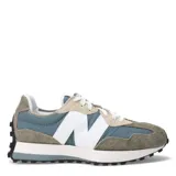 Championes urbanos New Balance modelo 327, con diseño retro inspirado en los años 70. Presentan una combinación de colores azul piedra, beige y blanco, con el logo N característico en el lateral, confeccionados en una mezcla de gamuza y nylon con suela de goma dentada.