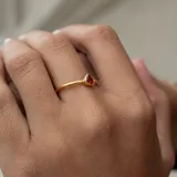 Anillo de plata 925 bañada en oro amarillo 18k con una piedra granate engarzada en forma de gota.