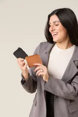 Tarjetero minimalista de ecocuero color marrón y negro, con cierre superior y ranuras externas.