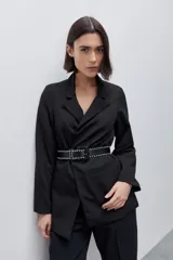 Blazer sastrero negro de silueta recta y calce relajado, con cuello con solapas, hombros levemente estructurados y bolsillos delanteros con vivo.