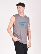 Musculosa gris de corte holgado con estampa frontal en color azul que incluye un diseño abstracto y texto. Presenta cuello redondo y sisas amplias.