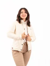 Campera negra capitoneada con paneles laterales acanalados, cuello alto y cierre con botones a presión.