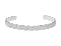 Esclava de acero plateado abierta con diseño trenzado.