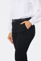 Pantalón largo de gabardina elastizada color azul marino, corte skinny, con bolsillos delanteros y traseros, y presillas para cinturón.