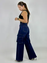 Pantalón jean azul oscuro, corte wide leg, con bolsillos cargo laterales.