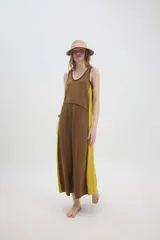 Vestido midi de punto sin mangas, con escote redondo, diseño bicolor en tonos marrón y amarillo, y corte holgado.