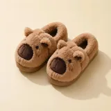 Pantuflas cerradas de peluche suave color beige, con diseño de capibara que incluye orejas y hocico marrón. Tienen suela antideslizante.