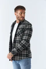 Sobrecamisa de viyela a cuadros rojos y azules con interior capitoneado, corte regular, manga larga, cierre con botones, bolsillos frontales y logo en grifa de cuero.